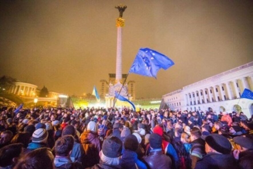 Около трех тысяч киевлян митингуют на Майдане Незалежности против отказа правительства Украины от ассоциации с ЕС