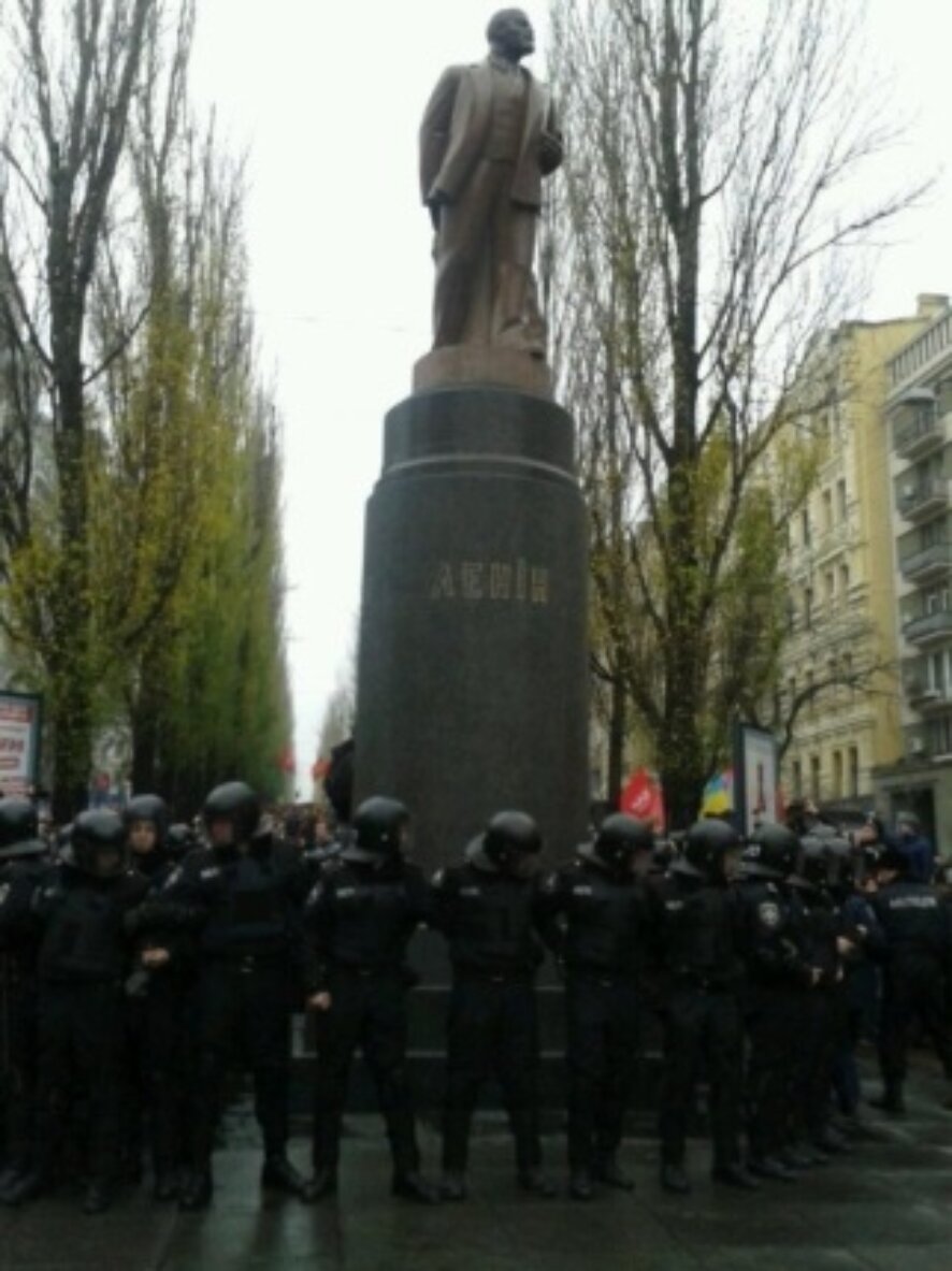 Бойцы «Беркута» спасли памятник Ленину в Киеве. Спасти палатку местных коммунистов не удалось