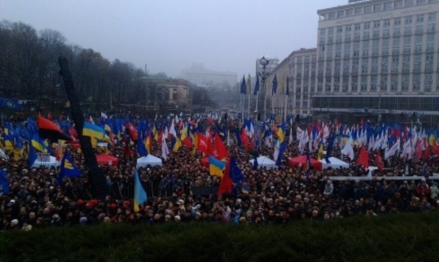 На Евромайдане уже 100 тысяч человек. Об этом сообщают оппозиционные партии