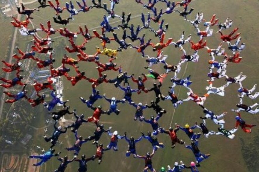 Сотрудник УФСИН России по Московской области в составе группы парашютистов установил мировой рекорд в парашютной групповой акробатике