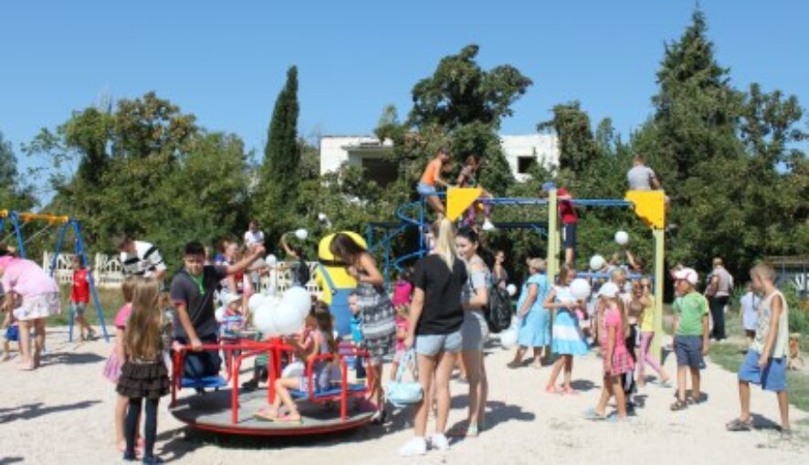 В селе Вишневое под Севастополем состоялось открытие новой детской игровой площадки