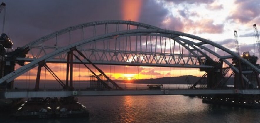 Автодорожную арку Крымского моста доставили в створ между фарватерными опорами
