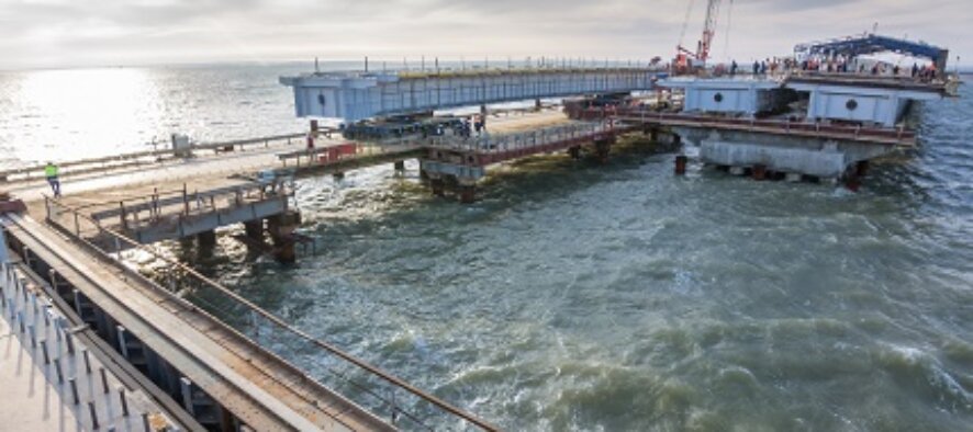 Строители Крымского моста соединили автодорожными пролетами косу и остров Тузла