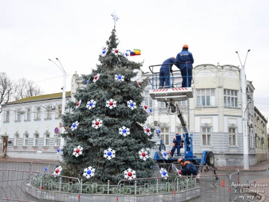 Власти Евпатории приготовили новый новогодний наряд для главной елки города