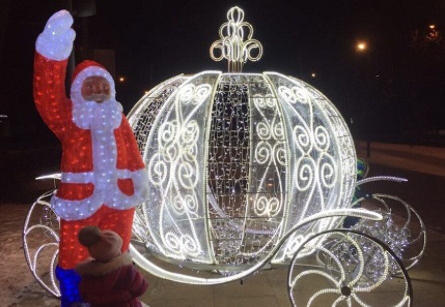 Бульвар на улице Рахова в Саратове украсили к Новому году