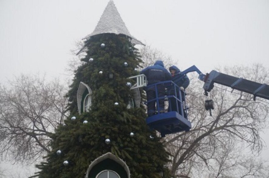 В Городском парке Саратова готовятся к приезду Деда Мороза