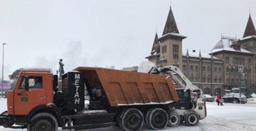 Работы по уборке снега в Саратове продолжаются и в воскресенье