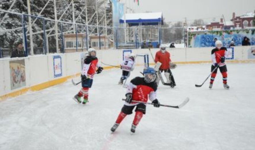 В Саратове после снегопада катки массового катания и хоккейные коробки очищены от снега и готовы принимать принимать любителей спорта