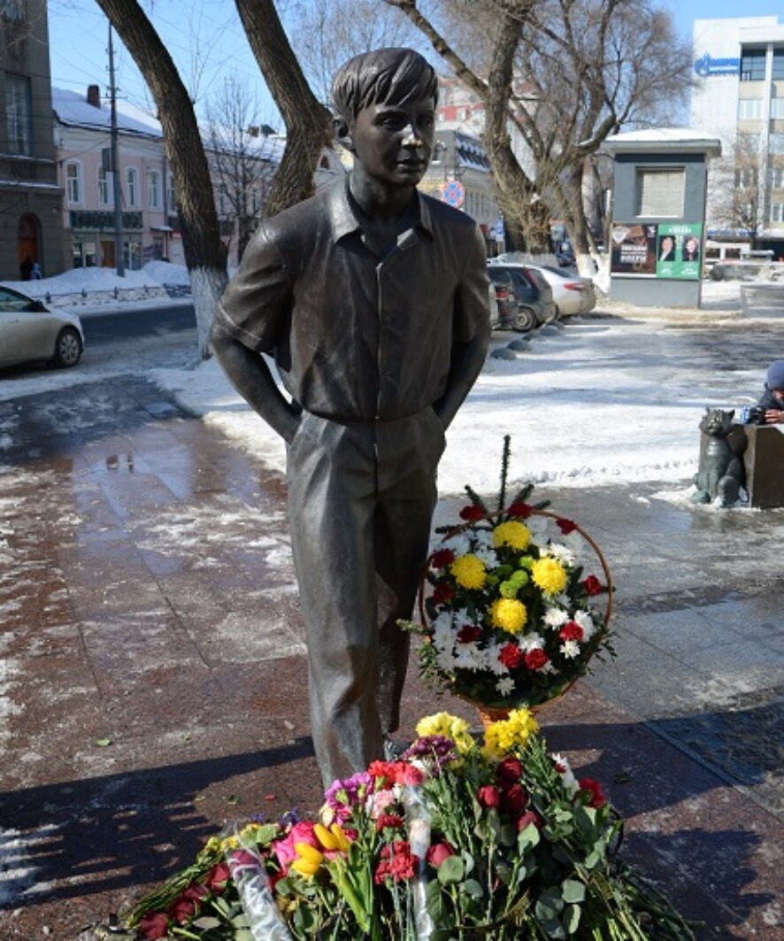 Саратовцы продолжают нести цветы к памятнику Олега Табакова