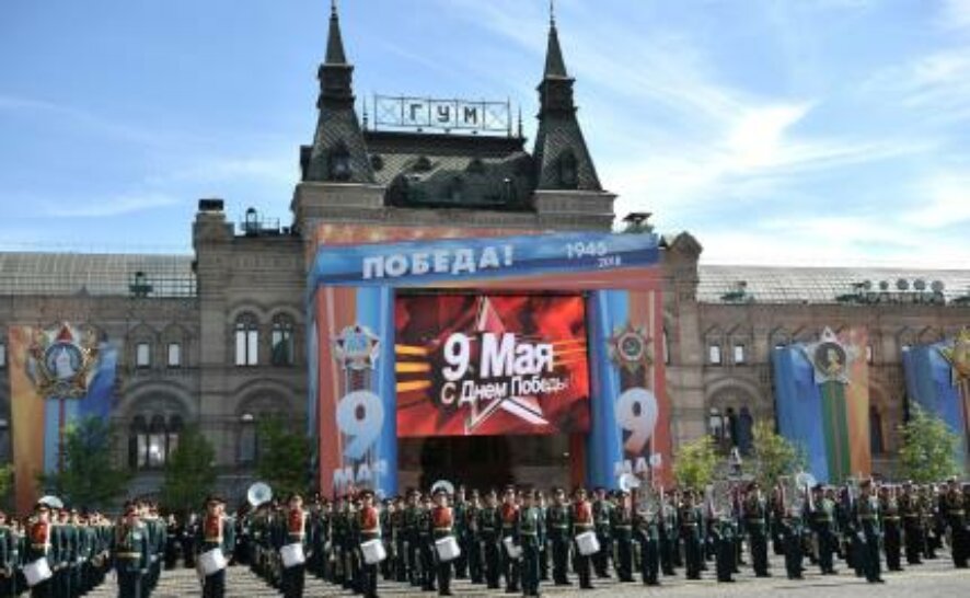 На Красной площади проходит военный парад