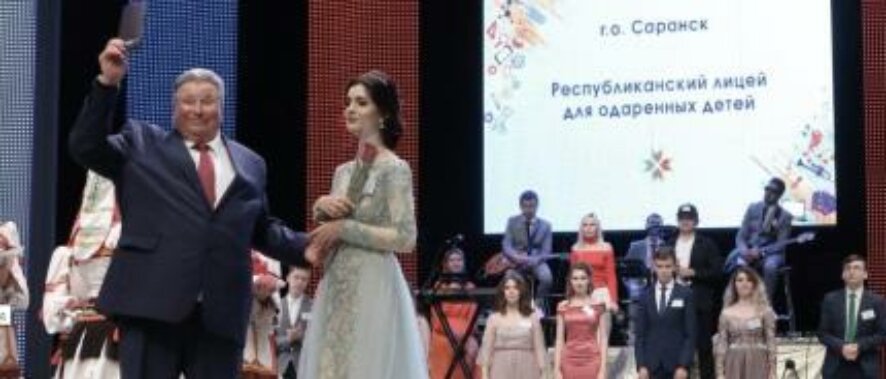 Глава Мордовии Владимир Волков принял участие в торжественной церемонии вручения медалей выпускникам школ