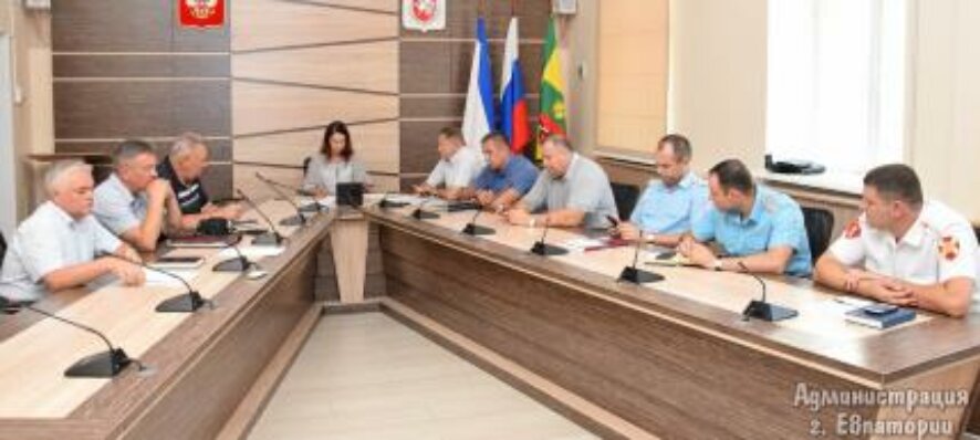 В Евпатории на курортном штабе обсудили рейды на набережной и работу транспорта