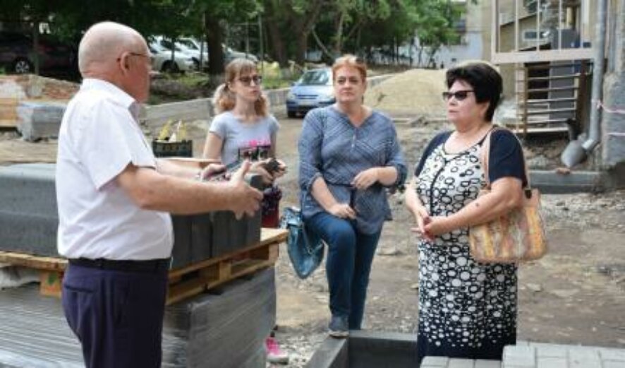 Саратовские общественники оценили ход ремонта двора на Набережной Космонавтов