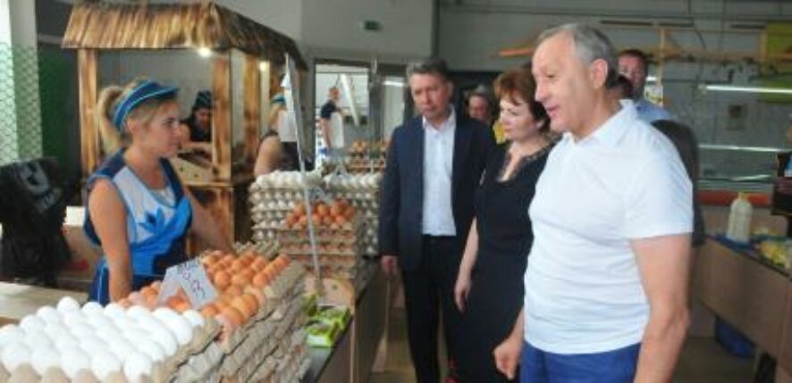 Валерий Радаев посетил сельскохозяйственный рынок в поселке Юбилейный