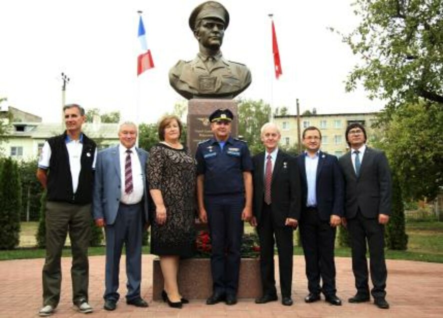 В Калужской области открылся памятник летчику авиаполка «Нормандия-Неман» Марселю Альберу