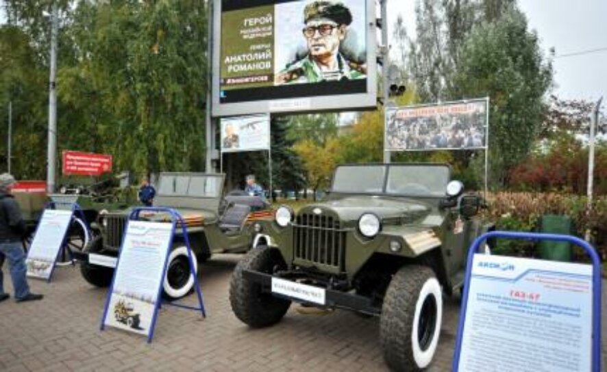 На Центральной площади Ижевска открылась выставка военной техники заводов Удмуртии и ретроавтомобилей
