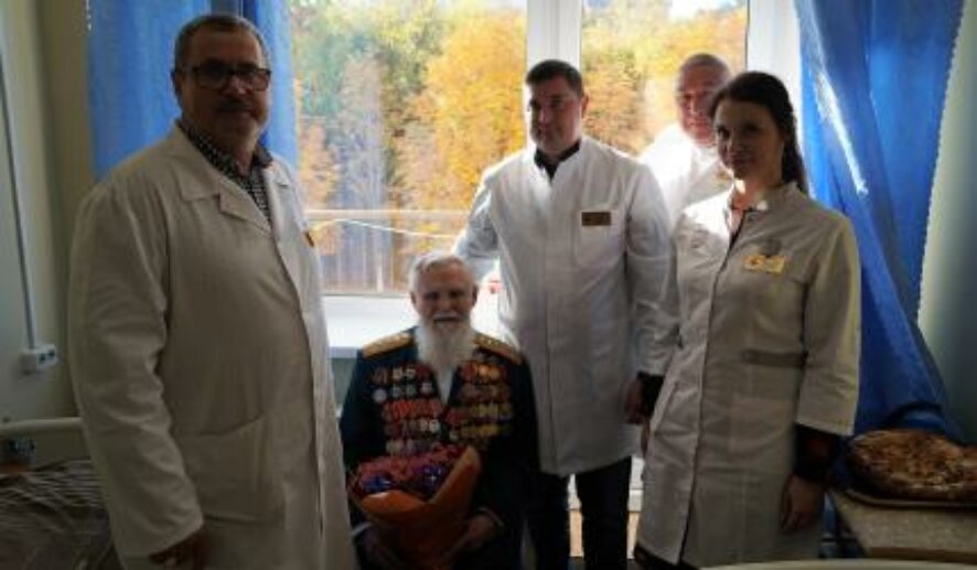 Главный врач госпиталя ветеранов войн Евгений Ковалев поздравил ветерана со 103-м днем рождения