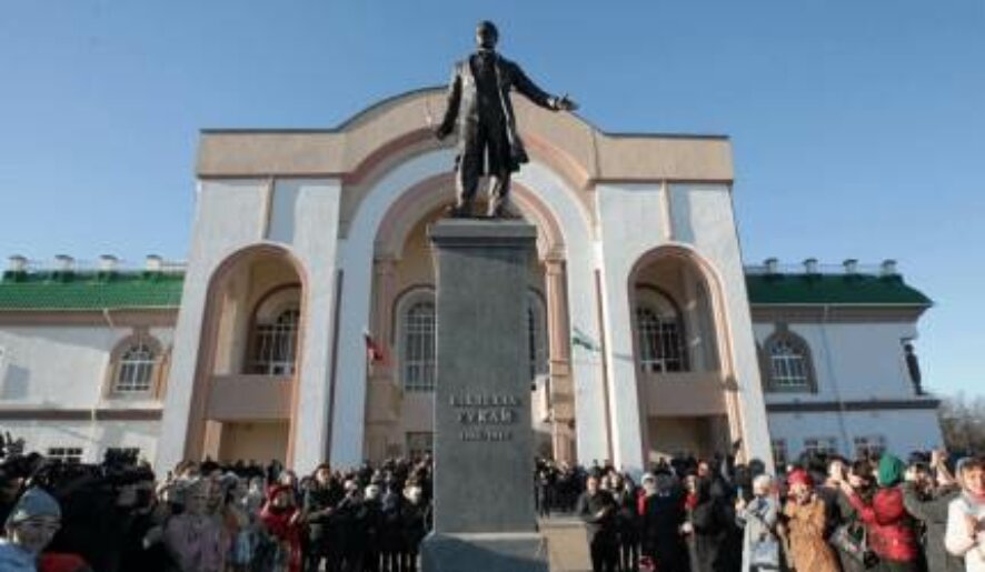 На площади перед театром «Нур» появился памятник татарскому поэту Габдулле Тукаю