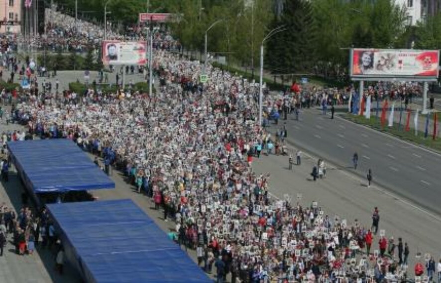 Десятки тысяч жителей и гостей столицы Алтайского края прошли в День Победы в колонне Бессмертного полка