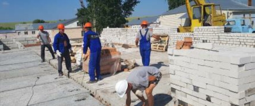 В Базарно-Карабулакском районе продолжается строительство корпуса в Адоевщинском психоневрологическом интернате