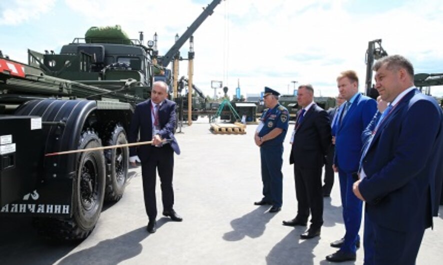 Глава МЧС Евгений Зиничев посетил Международный военно-технический форум «Армия – 2019»