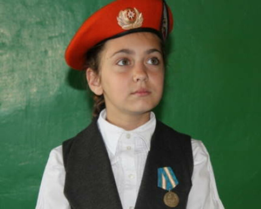 МЧС России наградило юную героиню, спасшую семью и соседей от отравления газом