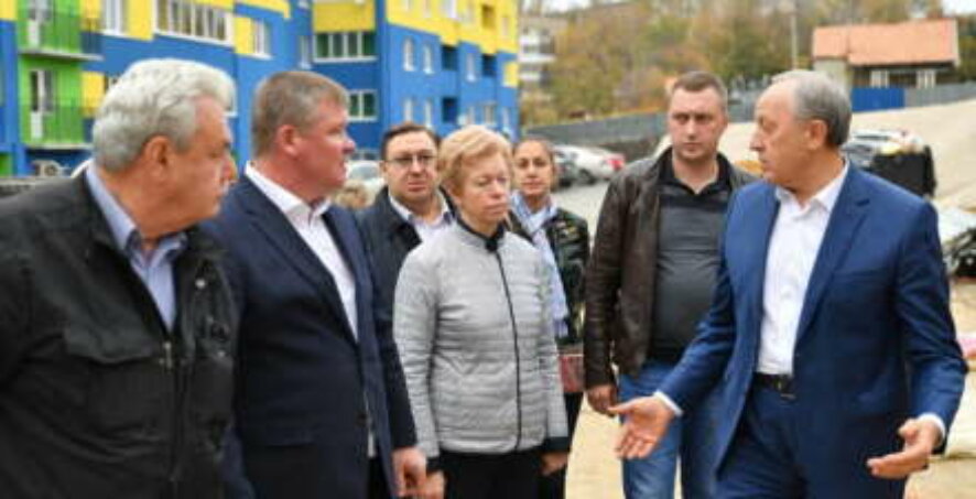 Глава региона посетил стройплощадку поликлиники в поселке Елшанка города Саратова