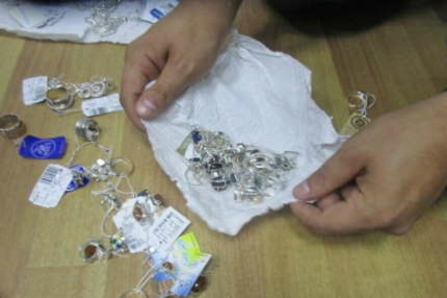 Таганрогские таможенники обнаружили 620 ювелирных серебряных изделий, сокрытых от таможенного контроля