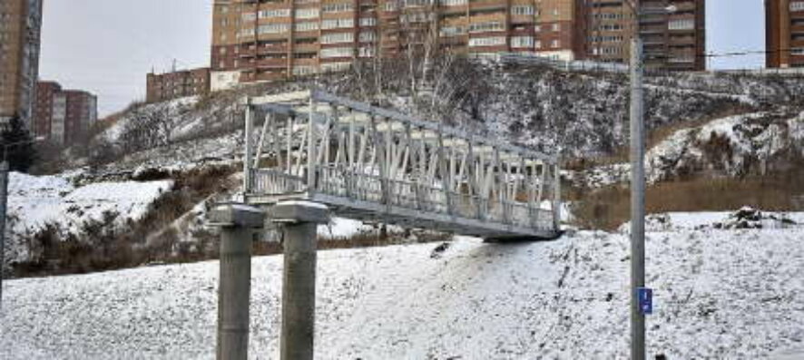 Установлен первый пролет пешеходного моста через Николаевский проспект в Красноярске