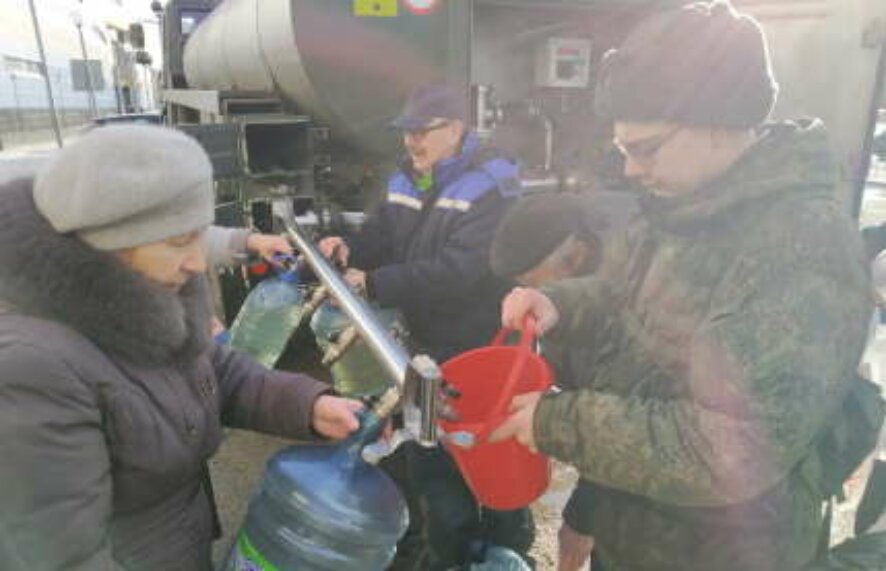 Военные обеспечивают водой жителей Автозаводского района района Нижнего Новгорода, оставшихся без воды в результате крупной аварии