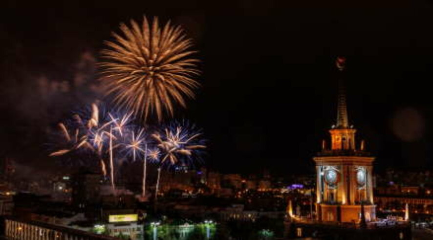 Небо Екатеринбурга раскрасили огни праздничного фейерверка