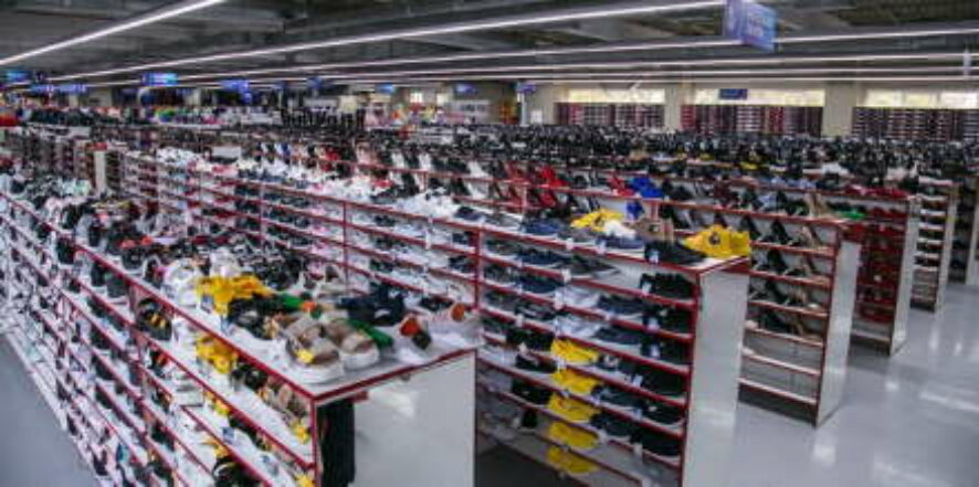 Таможенники обнаружили в ростовском магазине более 10 тысяч пар немаркированной обуви стоимостью 8 млн рублей