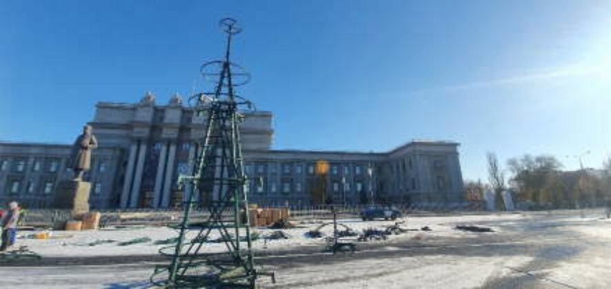 На площади Куйбышева в Самаре начали установку новогоднего комплекса