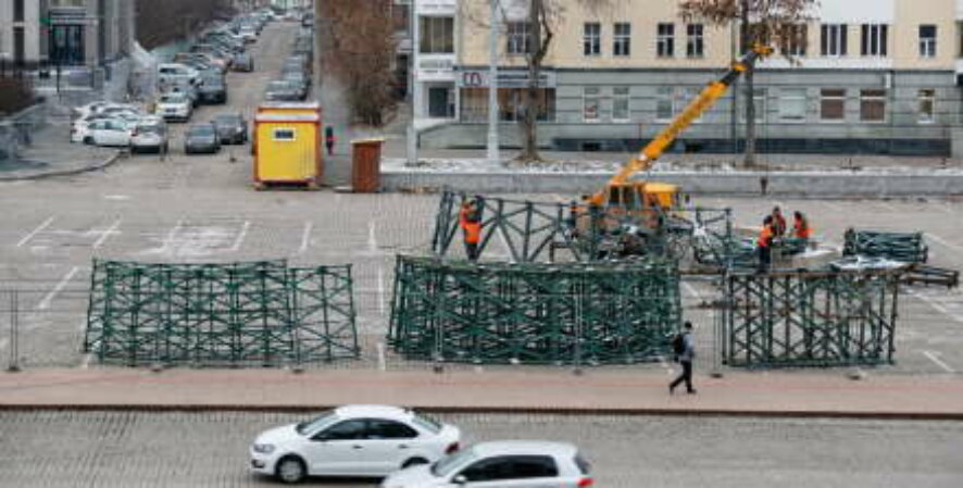 Строители начали возводить ёлку на главной площади Екатеринбурга