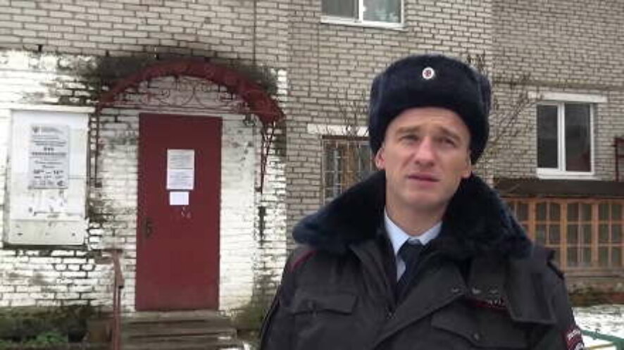 Лейтенант полиции из Подмосковья организовал тушение горящего дома