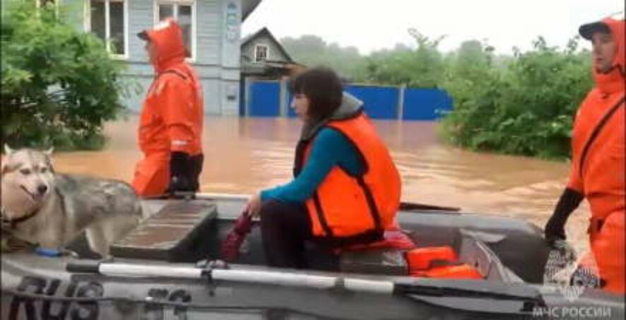 В Новгородской области сотрудники МЧС оказывают помощь жителям пострадавших от подтопления домов
