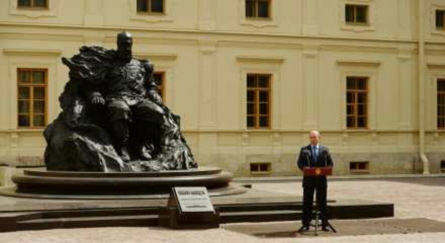 Скалой и глыбой назвал Владимир Путин памятник царю-миротворцу Александру III, открытый сегодня в Гатчине