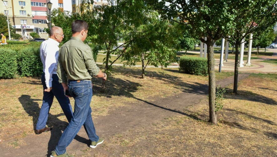 В Белгороде обустроят асфальтированные дорожки в тех местах, где жители проложили тропы