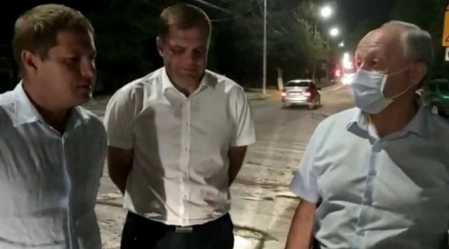 Вечером Валерий Радаев проверил, как идет ремонт дорог