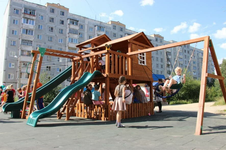 В Тынде торжественно открылись новые детские площадки