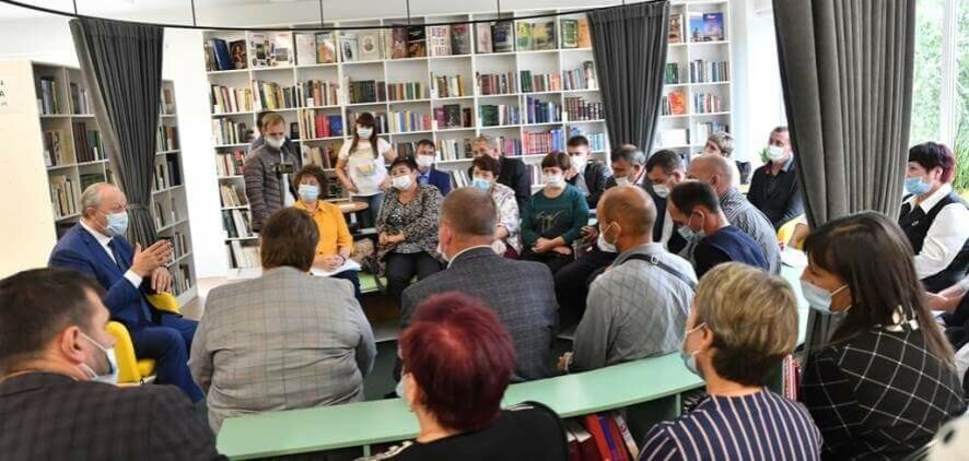 Глава региона провел встречу с жителями Лысогорского района