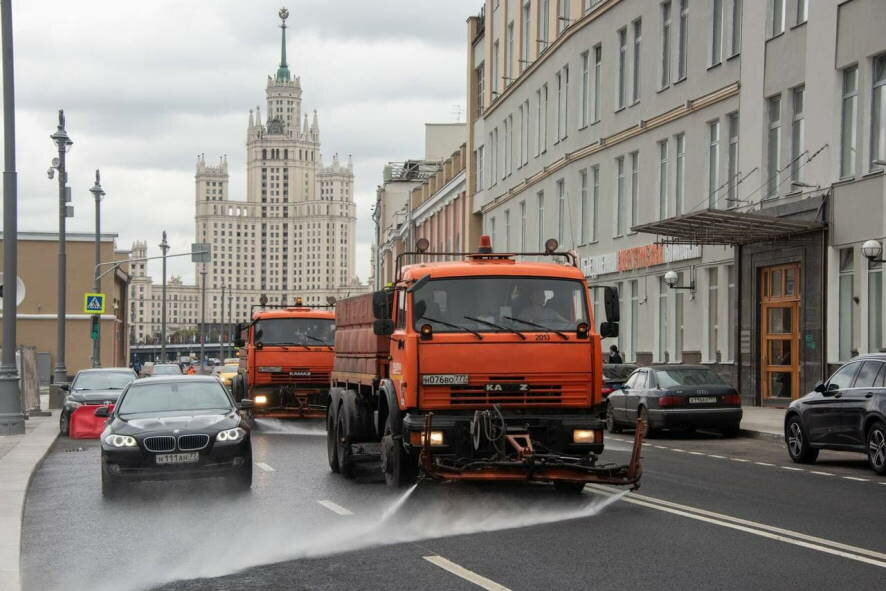 В Москве в преддверии дня города помыли тоннели,мосты, фонтаны и памятники