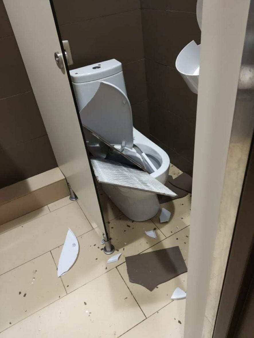 В туалете московского ТЦ на 6-летнего ребенка упала плитка, девочка госпитализирована