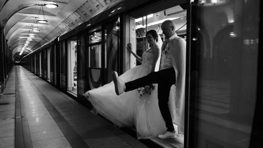 В ночном метро сочетались браком еще две пары