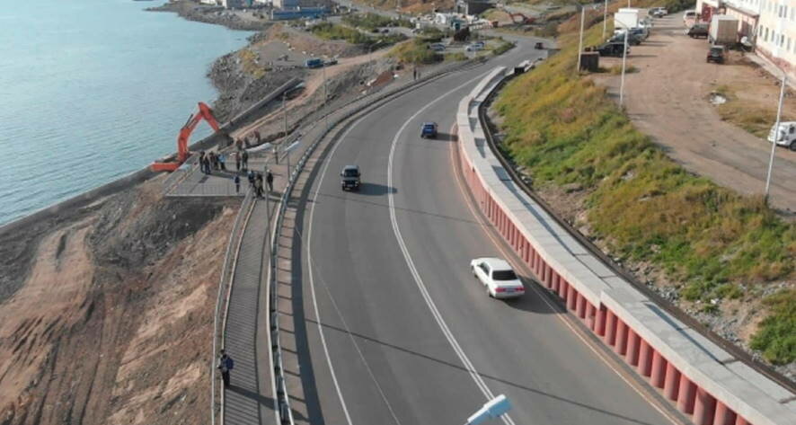 В Магадане открыли двустороннее автомобильное движение по укрепленному участку Портового шоссе