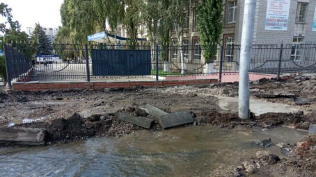 При производстве работ по благоустройству тротуаров в Саратове поврежден водопровод