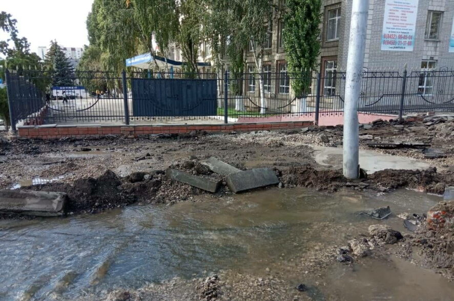 При производстве работ по благоустройству тротуаров в Саратове  поврежден водопровод