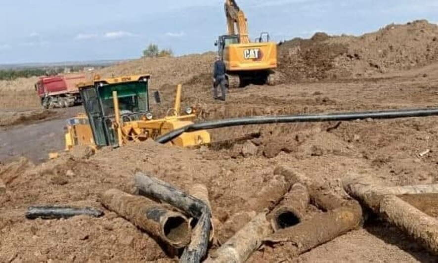 При производстве работ по строительству развязки федеральной трассы СКАД в районе Сокурского тракта в Саратове поврежден водопровод
