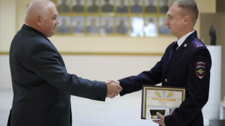 Начальник УМВД России по Курской области поблагодарил сотрудника УГРО, который помог ребенку выбраться из болота