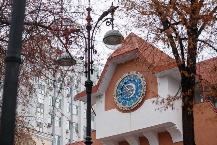 Уникальный арт-объект «Время чудес» украсил фасад Екатеринбургского театра кукол